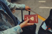 Je gewone bankpas kost je op reis honderden euro's